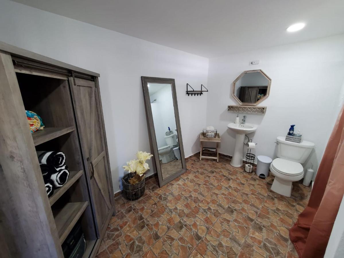 Aguadilla Breeze Apt In Gated Complex 8 Minute Walk To Crashboat Beach Zewnętrze zdjęcie